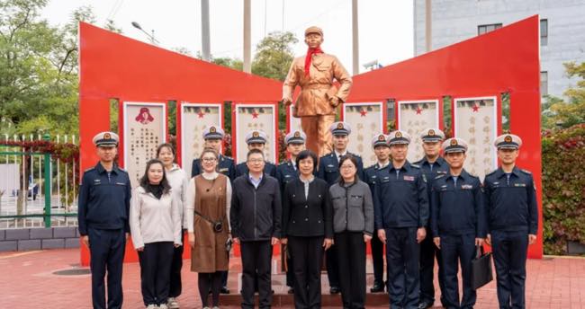 海军乌海舰官兵到乌海市参观见学